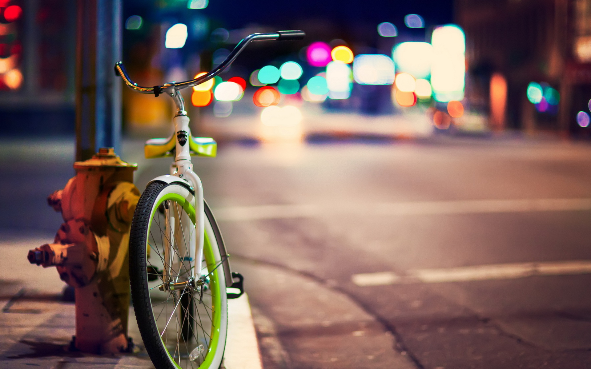 Green Bicycle In City Lights wallpaper 1920x1200