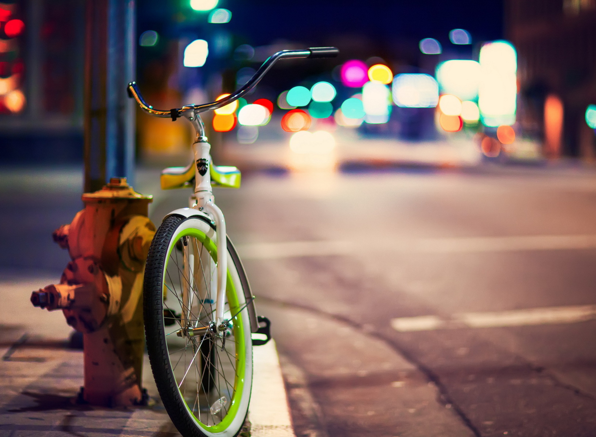 Green Bicycle In City Lights wallpaper 1920x1408