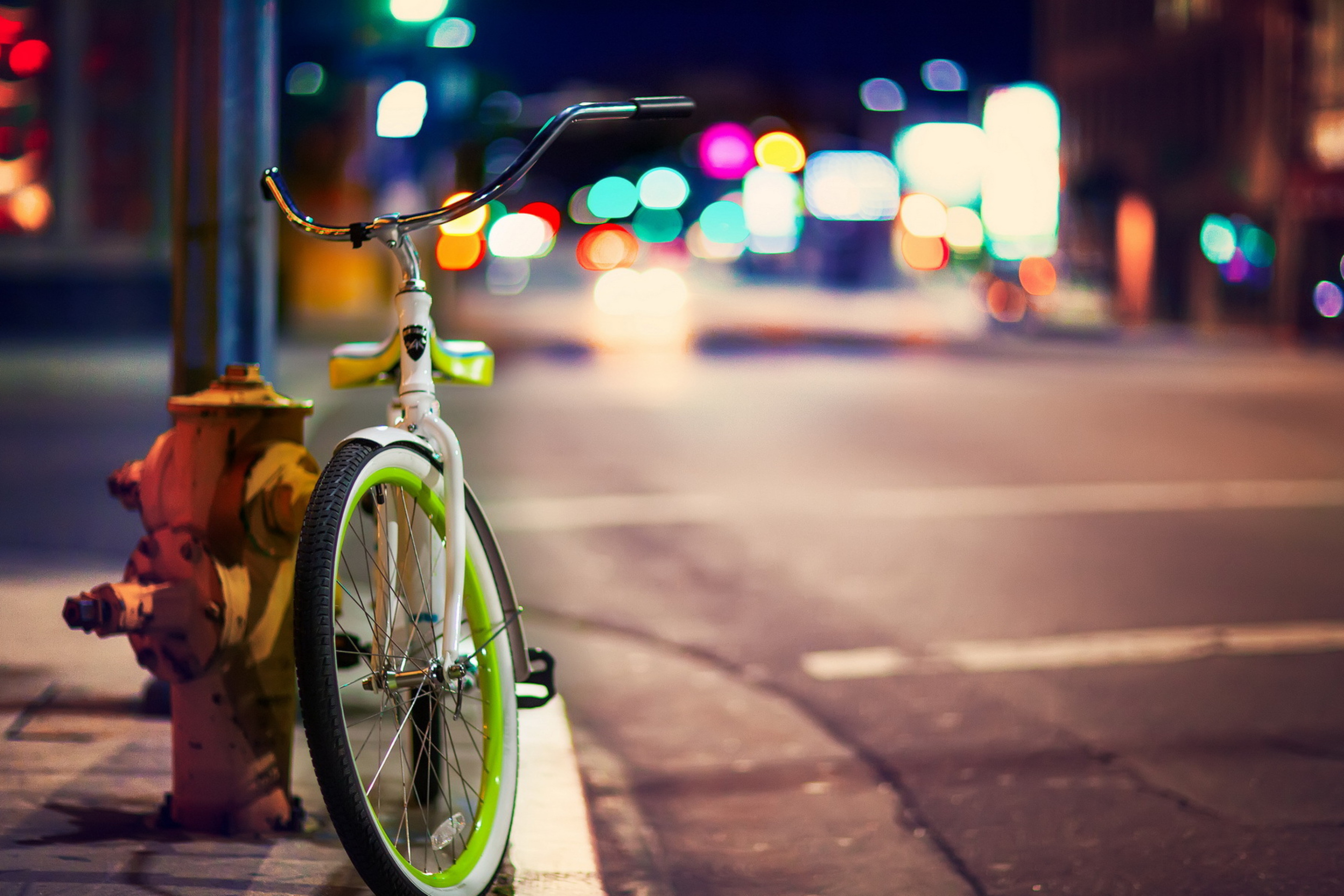 Green Bicycle In City Lights wallpaper 2880x1920