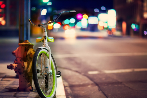 Обои Green Bicycle In City Lights 480x320