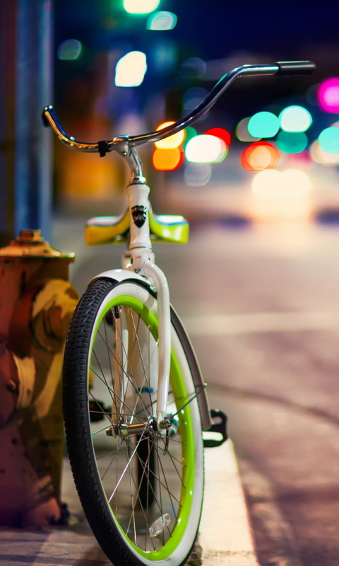 Das Green Bicycle In City Lights Wallpaper 480x800