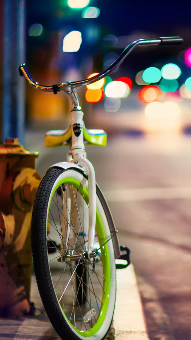 Das Green Bicycle In City Lights Wallpaper 640x1136