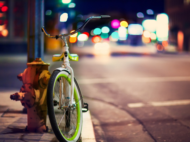 Das Green Bicycle In City Lights Wallpaper 640x480