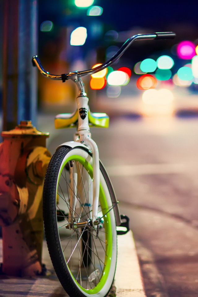 Screenshot №1 pro téma Green Bicycle In City Lights 640x960