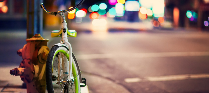 Green Bicycle In City Lights wallpaper 720x320