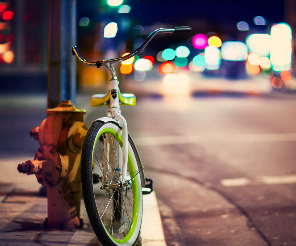 Обои Green Bicycle In City Lights 960x800