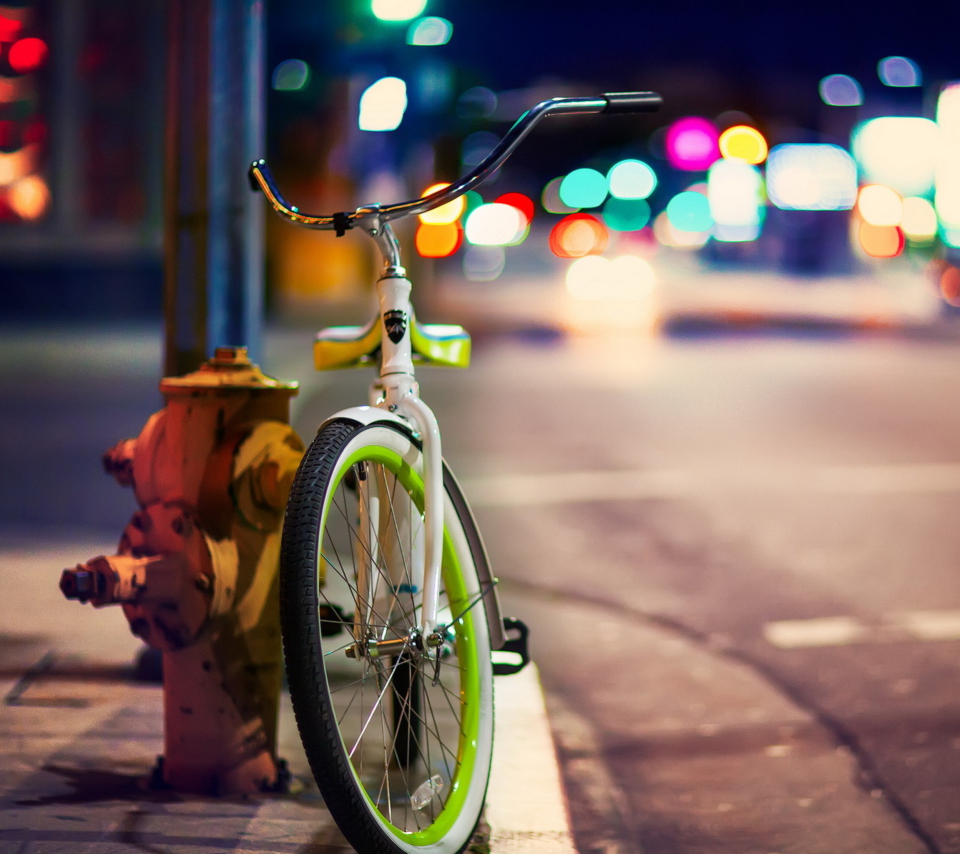 Das Green Bicycle In City Lights Wallpaper 960x854