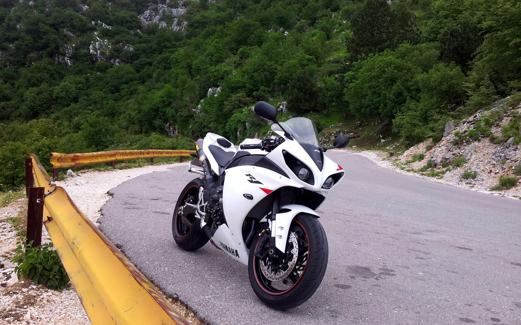Screenshot №1 pro téma Yamaha YZF-R1 Superbike 1680x1050