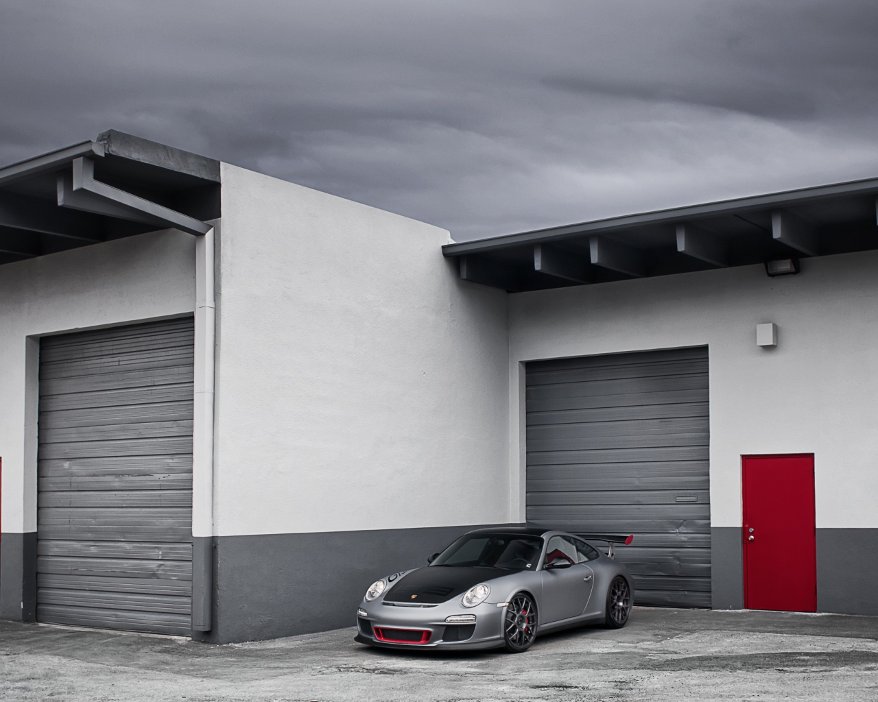 Porsche 911 Near Garage screenshot #1 1280x1024