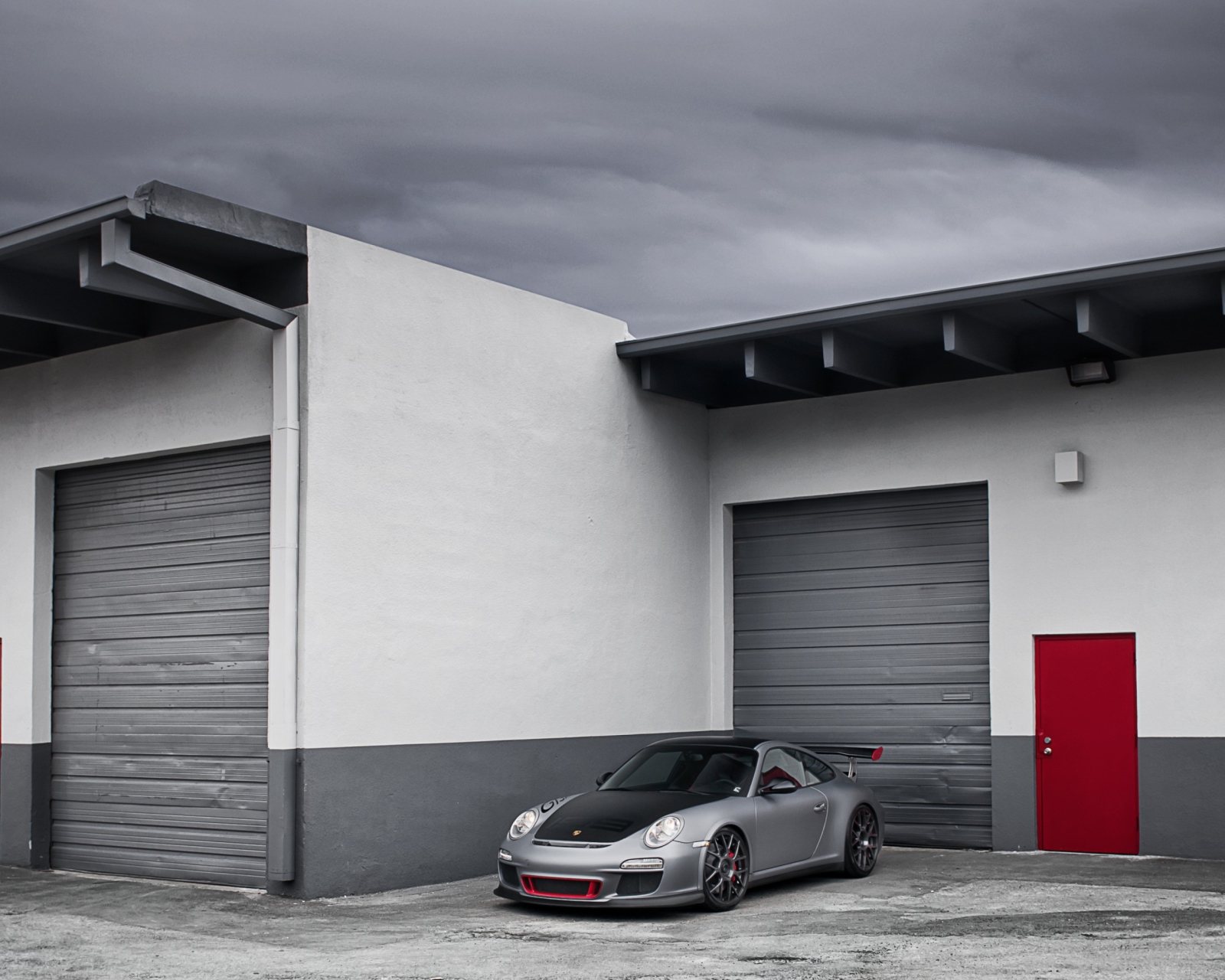 Porsche 911 Near Garage wallpaper 1600x1280