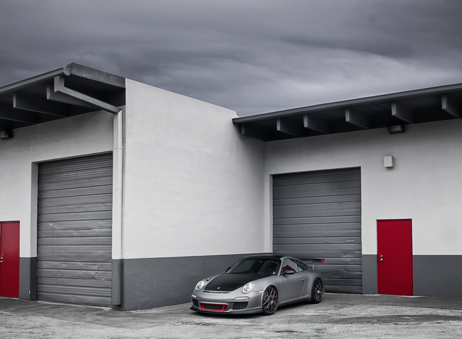 Screenshot №1 pro téma Porsche 911 Near Garage 1920x1408