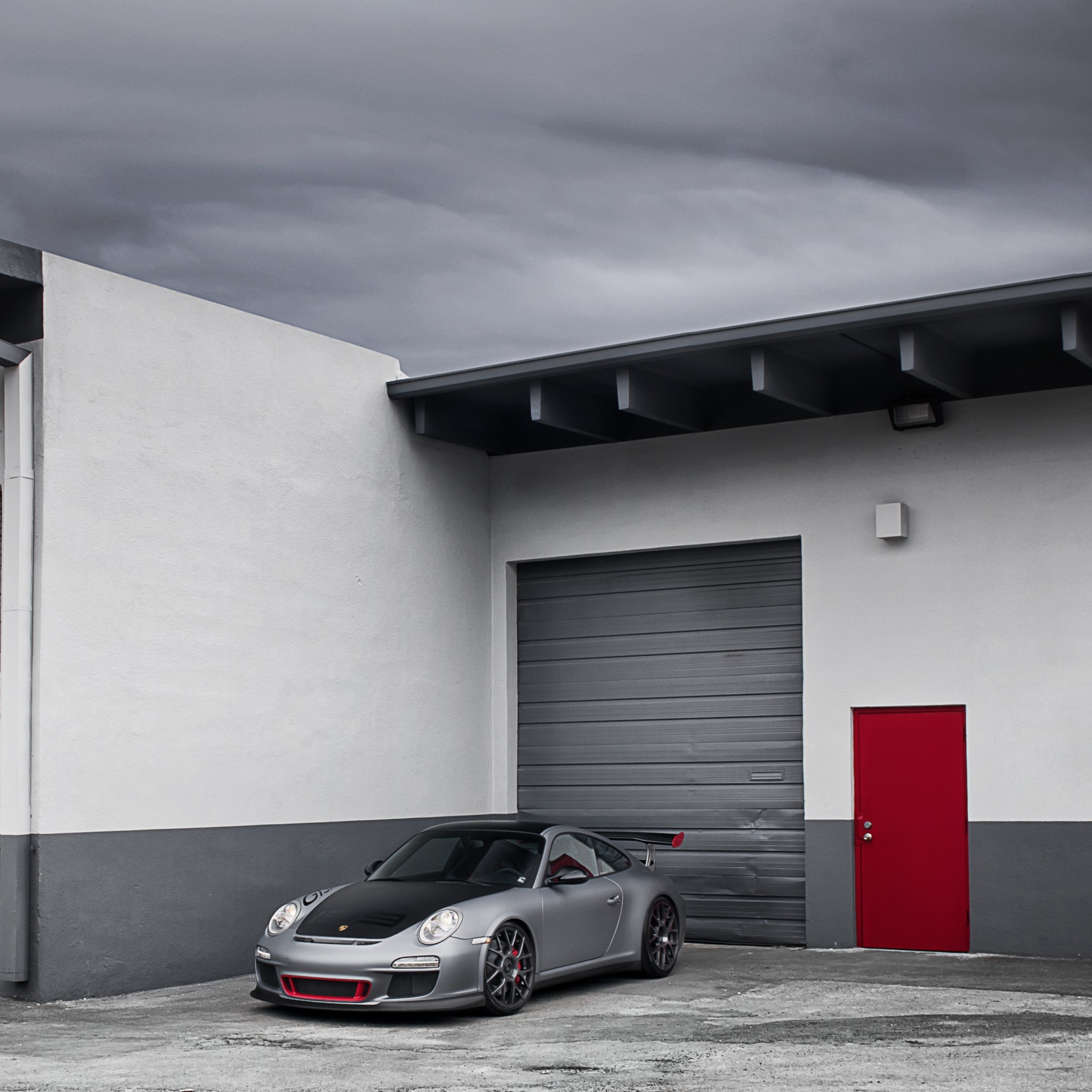 Porsche 911 Near Garage wallpaper 2048x2048