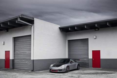 Das Porsche 911 Near Garage Wallpaper 480x320