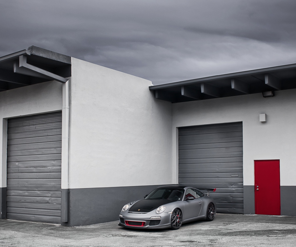 Das Porsche 911 Near Garage Wallpaper 960x800