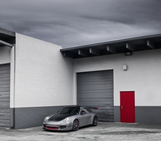 Porsche 911 Near Garage - Fondos de pantalla gratis para 1024x1024