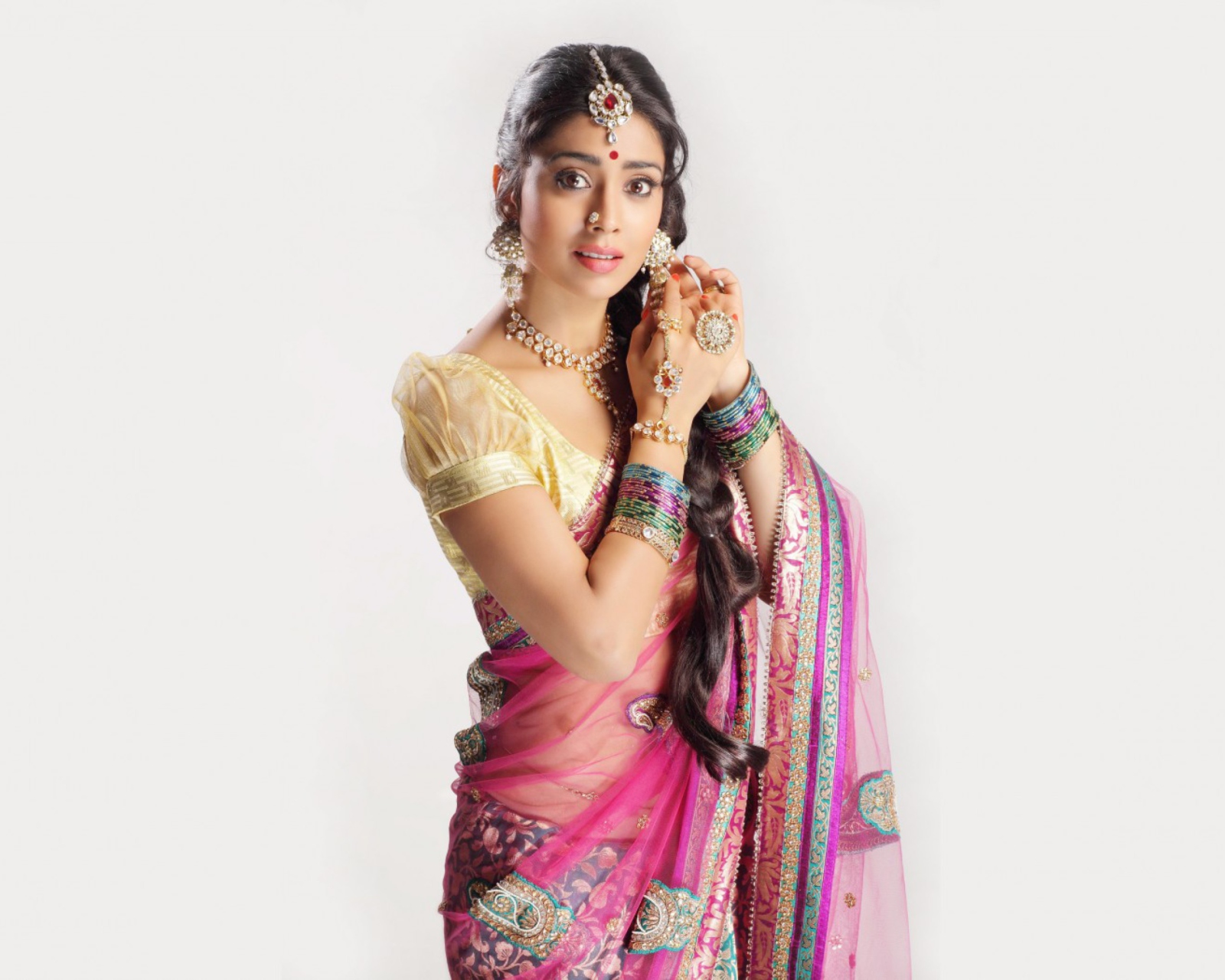 Shriya Saran In Pink Saree screenshot #1 1600x1280