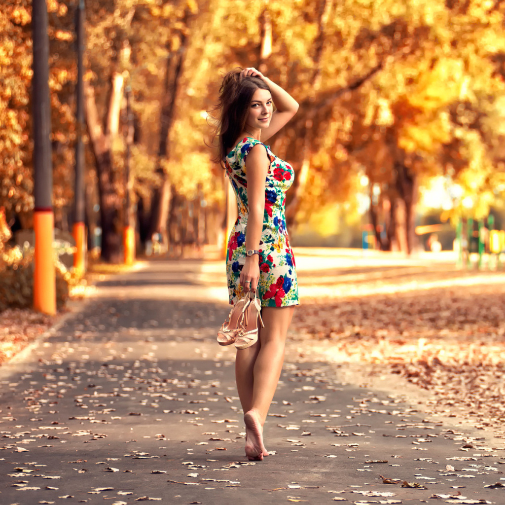 Sfondi Cute autumn girl 1024x1024