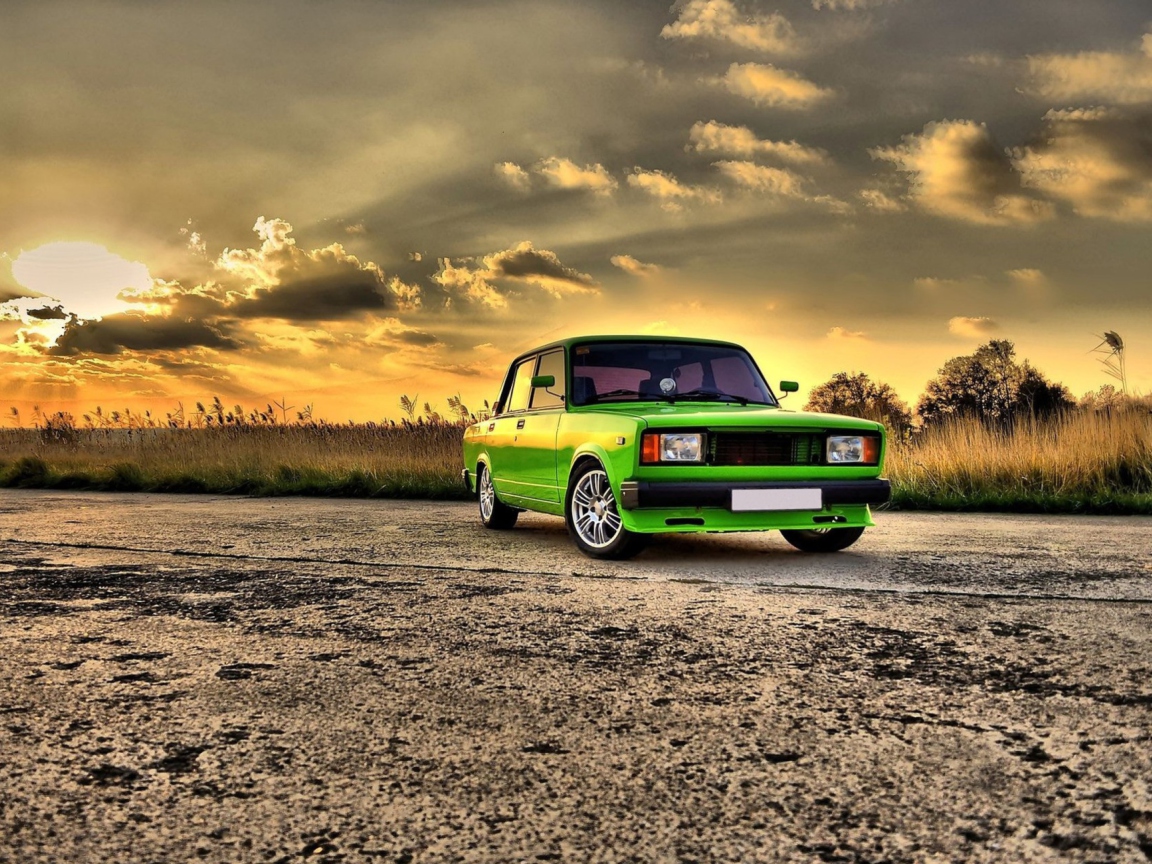 Green Russian Car Lada wallpaper 1152x864