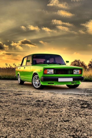 Das Green Russian Car Lada Wallpaper 320x480