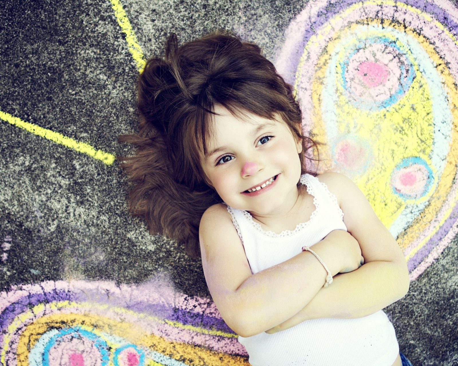 Cute Little Girl wallpaper 1600x1280