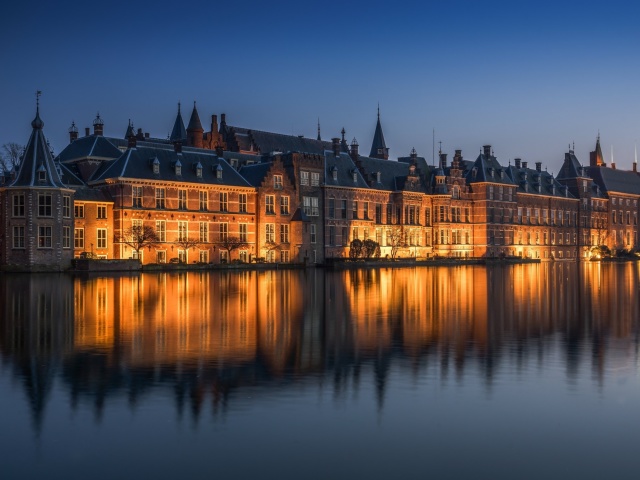 Обои Binnenhof in Hague 640x480