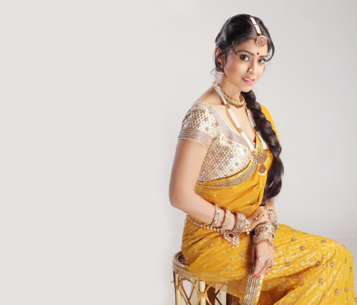 Das Shriya Saran In Yellow Saree Wallpaper 1200x1024