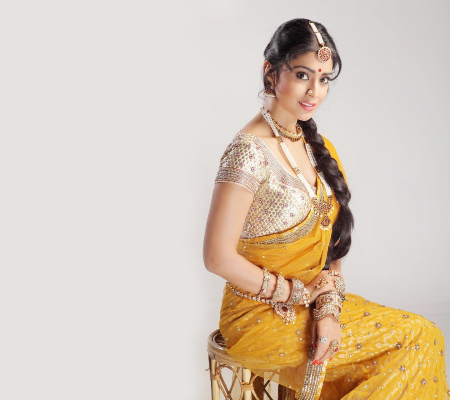 Fondo de pantalla Shriya Saran In Yellow Saree 1440x1280