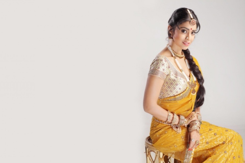 Sfondi Shriya Saran In Yellow Saree 480x320