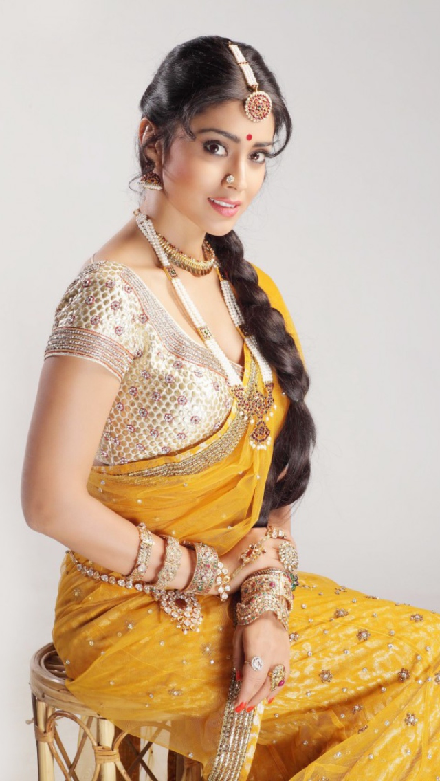 Das Shriya Saran In Yellow Saree Wallpaper 640x1136