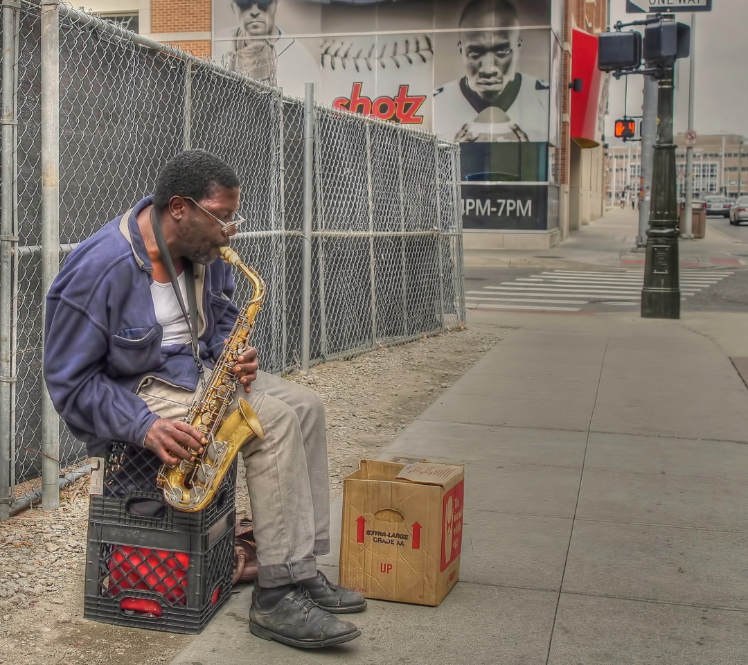 Обои Jazz saxophonist Street Musician 1080x960