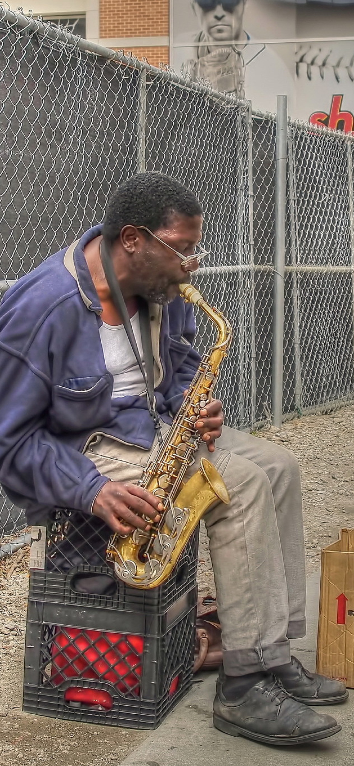 Обои Jazz saxophonist Street Musician 1170x2532