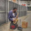 Fondo de pantalla Jazz saxophonist Street Musician 128x128
