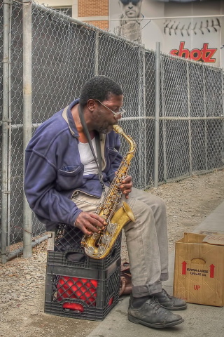 Обои Jazz saxophonist Street Musician 320x480