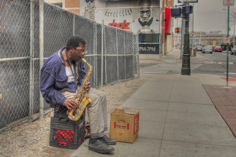 Обои Jazz saxophonist Street Musician 480x320
