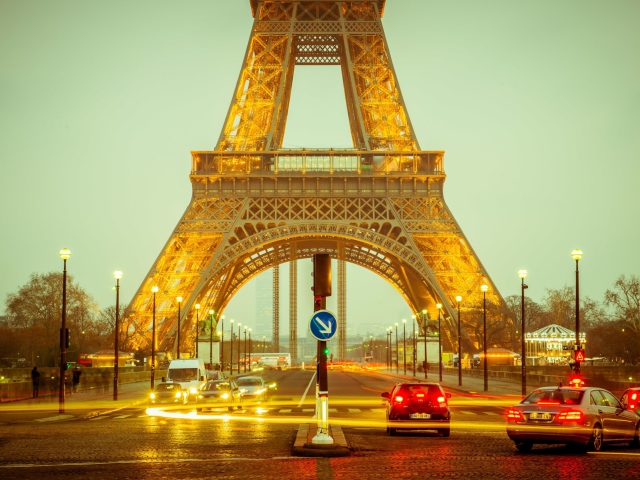 Обои Beautiful Paris At Night 640x480
