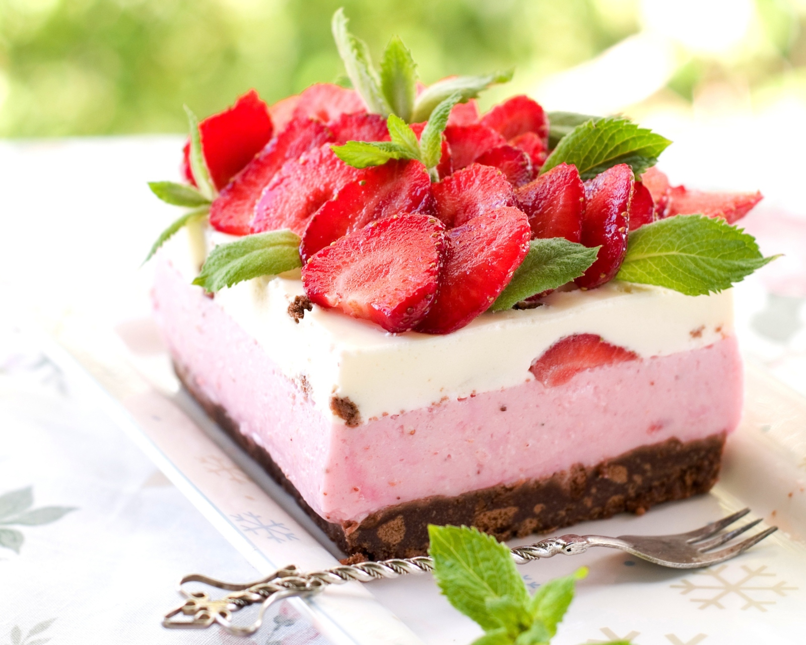 Strawberry Cake wallpaper 1600x1280