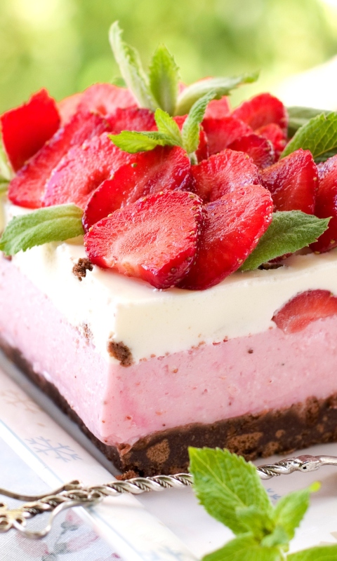 Strawberry Cake wallpaper 480x800