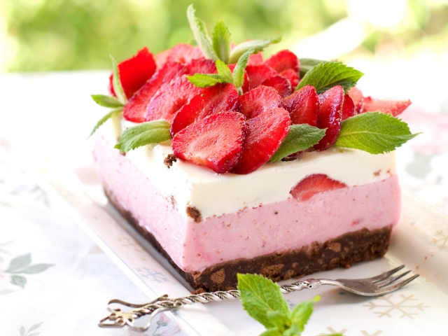 Обои Strawberry Cake 640x480