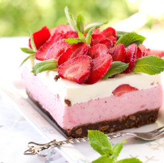 Free Strawberry Cake Picture for iPad mini