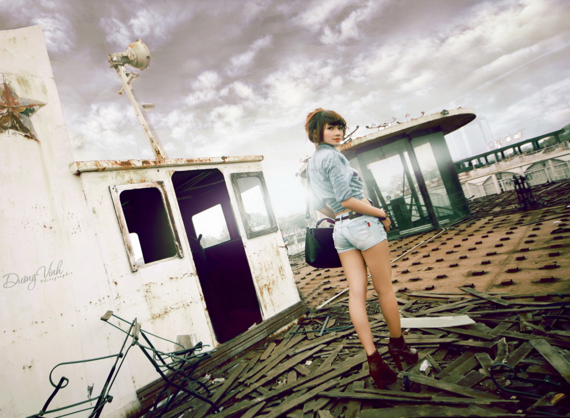 Girl At Old Ship wallpaper 1920x1408