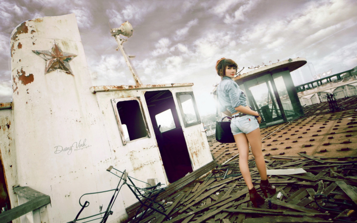 Girl At Old Ship wallpaper