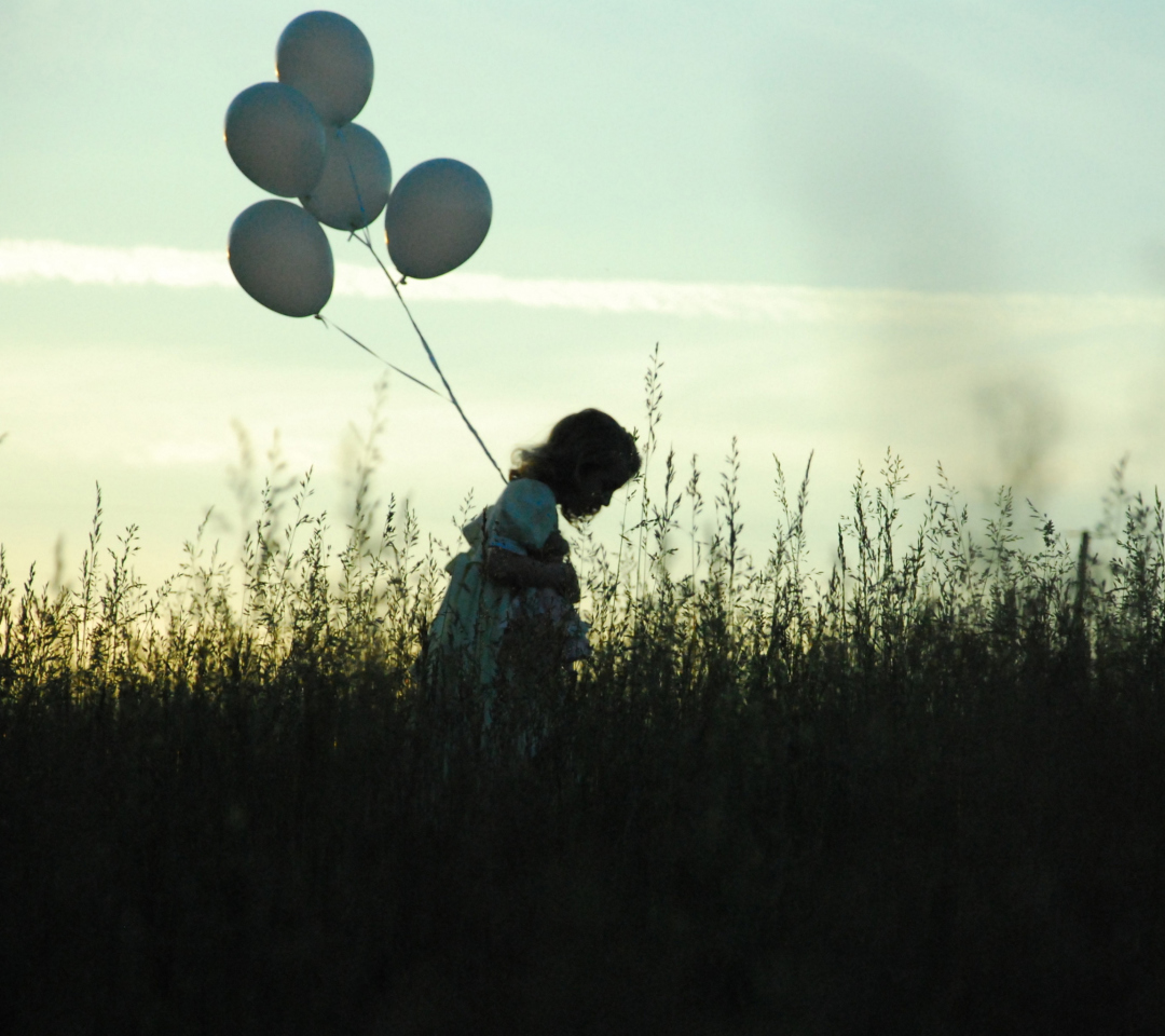 Das Little Girl With Balloons Wallpaper 1080x960