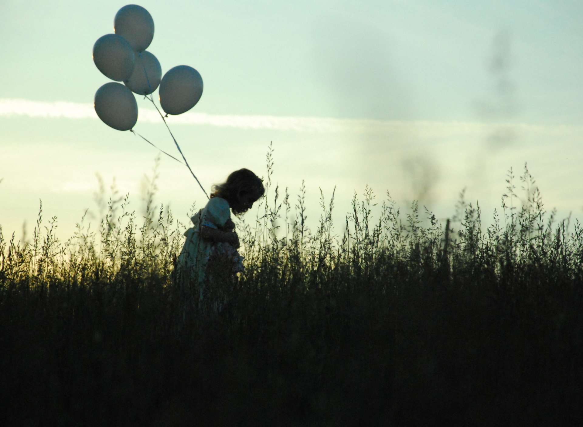 Fondo de pantalla Little Girl With Balloons 1920x1408