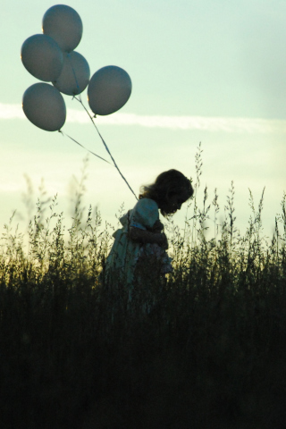Das Little Girl With Balloons Wallpaper 320x480