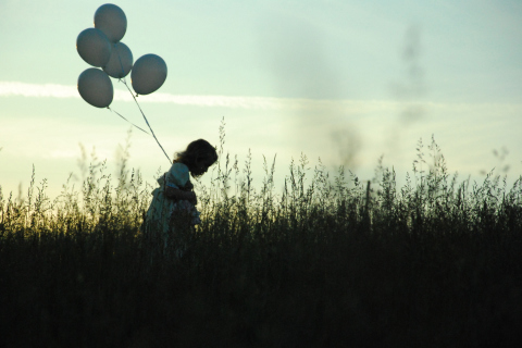 Das Little Girl With Balloons Wallpaper 480x320