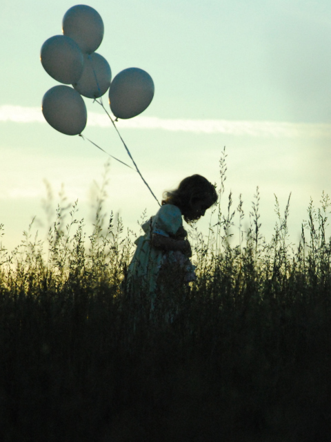 Das Little Girl With Balloons Wallpaper 480x640