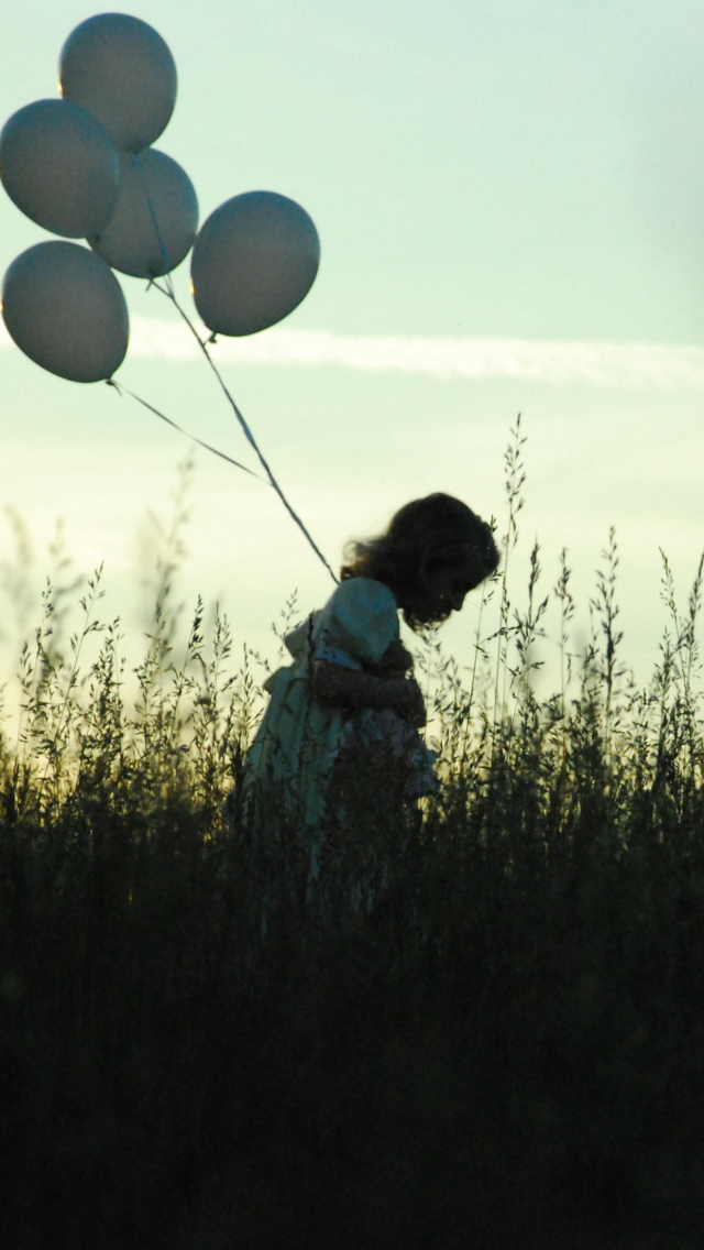 Das Little Girl With Balloons Wallpaper 640x1136
