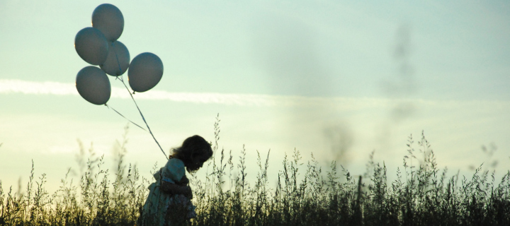 Das Little Girl With Balloons Wallpaper 720x320