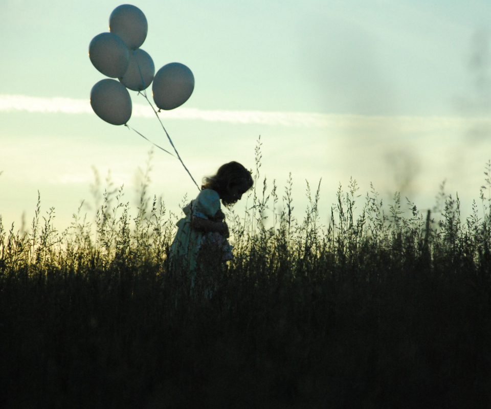 Fondo de pantalla Little Girl With Balloons 960x800