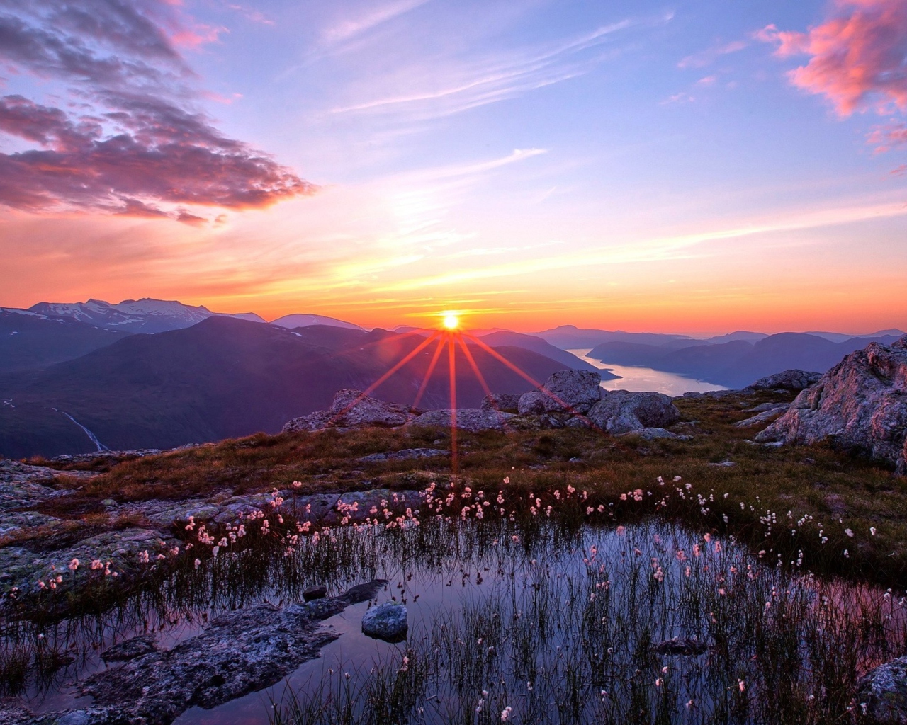 Fondo de pantalla Sunset In The Mountains 1280x1024